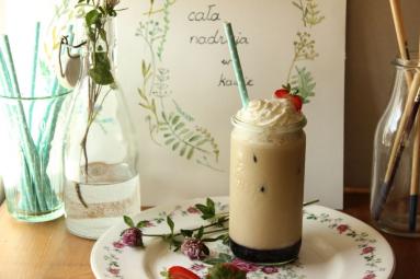 Zdjęcie - Mrożona kawa z syropem malinowym - Przepisy kulinarne ze zdjęciami