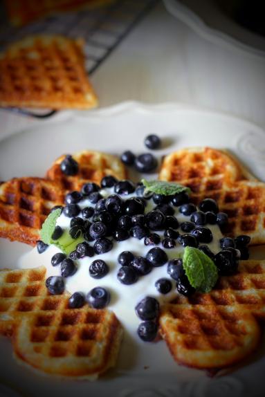 Zdjęcie - Gofry z jagodami i jogurtem - Przepisy kulinarne ze zdjęciami