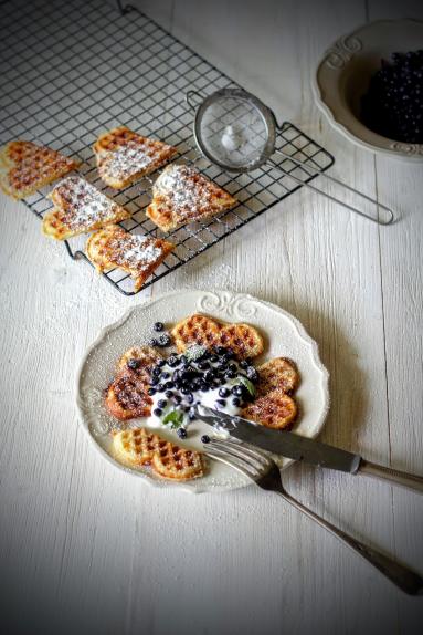 Zdjęcie - Gofry z jagodami i jogurtem - Przepisy kulinarne ze zdjęciami