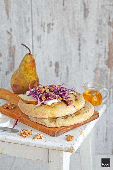 Zdjęcie - Podpłomyki z oregano, podawane z gruszką, kozim serem, orzechami i czerwoną kapustą - Przepisy kulinarne ze zdjęciami