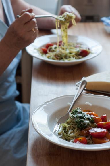 Zdjęcie - Makaron z pietruszkowym pesto i balsamicznymi pomidorkami - Przepisy kulinarne ze zdjęciami