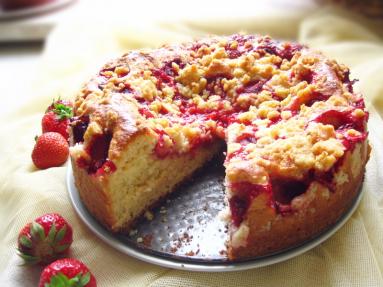 Zdjęcie - Ciasto drożdżowe z truskawkami i kruszonką - Przepisy kulinarne ze zdjęciami