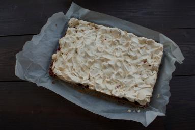 Zdjęcie - Kruche ciasto z porzeczkami i bezą - Przepisy kulinarne ze zdjęciami