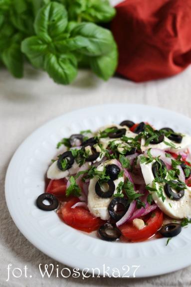Zdjęcie - Letnia sałatka z oliwkami - Przepisy kulinarne ze zdjęciami