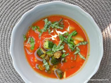Zdjęcie - Zupa ze świeżych pomidorów i cukinii - Przepisy kulinarne ze zdjęciami