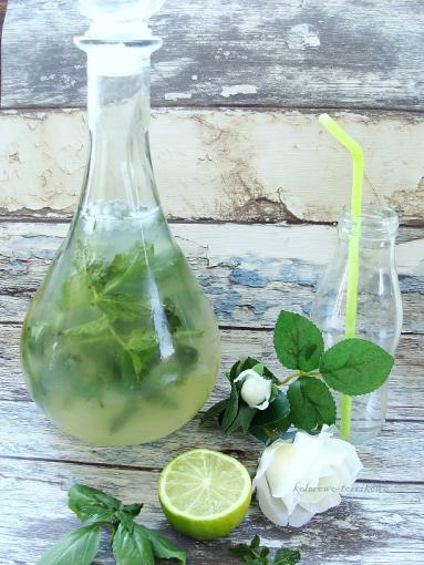Zdjęcie - Lemoniada cytrynowa z miętą i bazylią - Przepisy kulinarne ze zdjęciami
