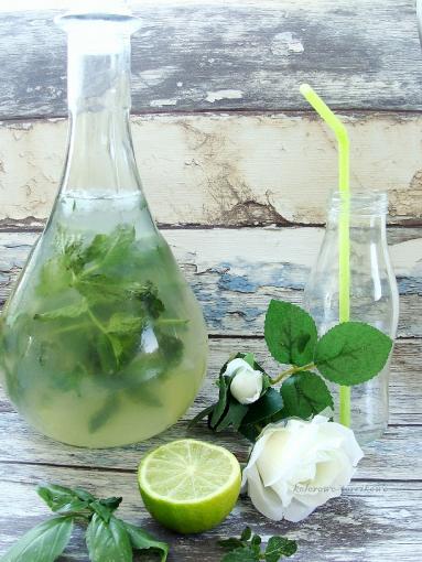 Zdjęcie - Lemoniada cytrynowa z miętą i bazylią - Przepisy kulinarne ze zdjęciami