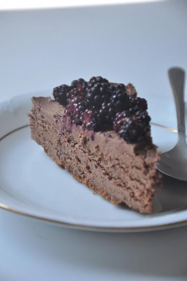 Zdjęcie - Najprostszy czekoladowy sernik na zimno z jeżynami (bez żelatyny i jajek) - Przepisy kulinarne ze zdjęciami