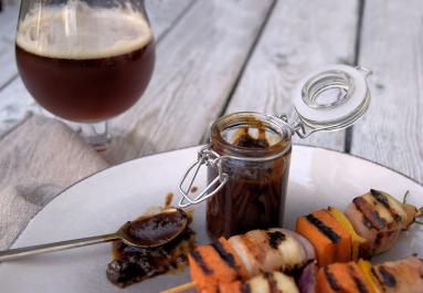 Zdjęcie - Szaszłyki z batatów, halloumi i szynki szwarcwaldzkiej z sosem z wędzonych śliwek, podane z rauchbockiem - Przepisy kulinarne ze zdjęciami