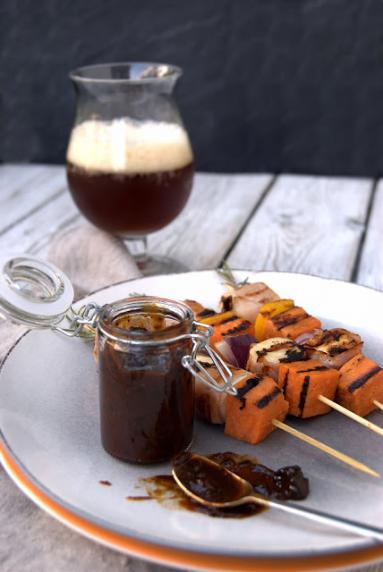 Zdjęcie - Szaszłyki z batatów, halloumi i szynki szwarcwaldzkiej z sosem z wędzonych śliwek, podane z rauchbockiem - Przepisy kulinarne ze zdjęciami