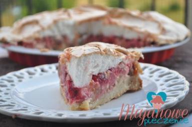Zdjęcie - Waniliowa tarta rabarbarowo-truskawkowa z bezą - Przepisy kulinarne ze zdjęciami