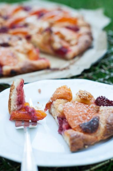 Zdjęcie - Danish pastry z owocami i migdałami w karmelu - Przepisy kulinarne ze zdjęciami