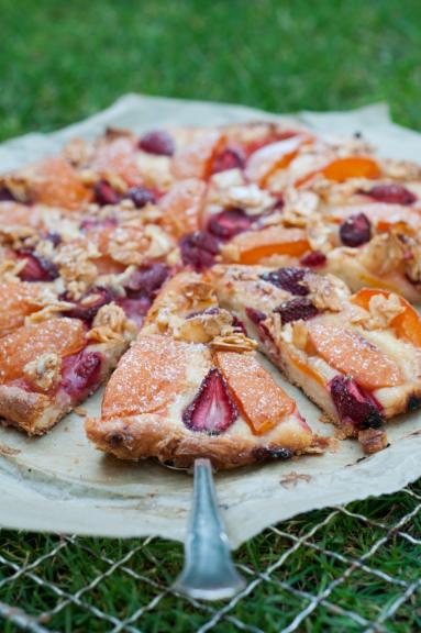 Zdjęcie - Danish pastry z owocami i migdałami w karmelu - Przepisy kulinarne ze zdjęciami