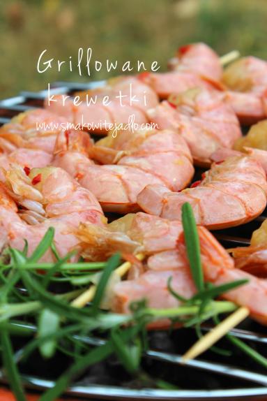 Zdjęcie - Grillowane krewetki na sałatce z ricottą i wiśniami, podane ze stoutem - Przepisy kulinarne ze zdjęciami