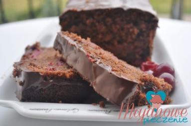 Zdjęcie - Soczyste ciasto czekoladowe z wiśniami - Przepisy kulinarne ze zdjęciami
