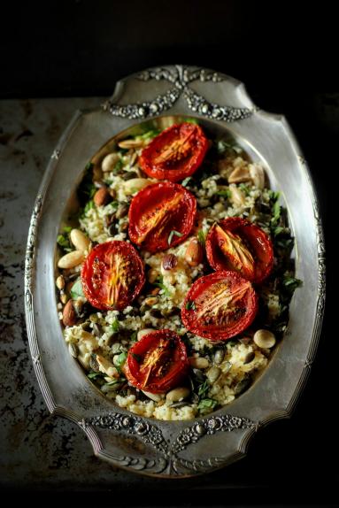 Zdjęcie - Sałatka z kaszy bulgur i pieczonych pomidorów - Przepisy kulinarne ze zdjęciami