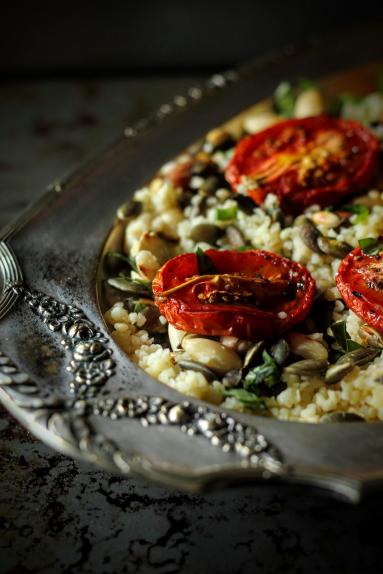 Zdjęcie - Sałatka z kaszy bulgur i pieczonych pomidorów - Przepisy kulinarne ze zdjęciami