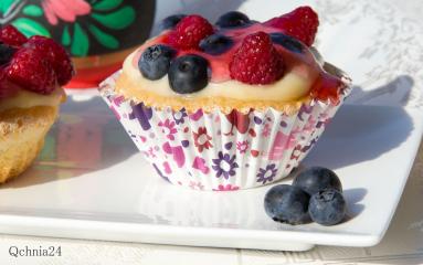 Zdjęcie - Babeczki z budyniem i owocami - Przepisy kulinarne ze zdjęciami