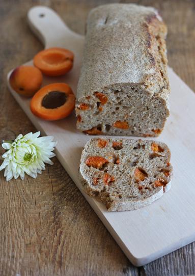 Zdjęcie - Chleb z morelami na zakwasie - Przepisy kulinarne ze zdjęciami