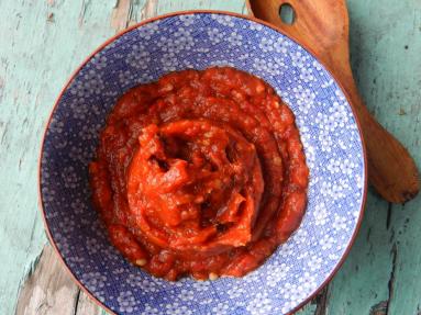 Zdjęcie - Ljutenica - bułgarska pasta z pomidorów, bakłażanów i papryki - Przepisy kulinarne ze zdjęciami