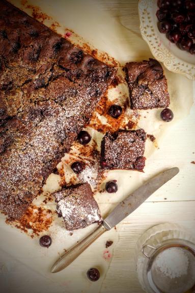 Zdjęcie - Najlepsze brownie z wiśniami - Przepisy kulinarne ze zdjęciami