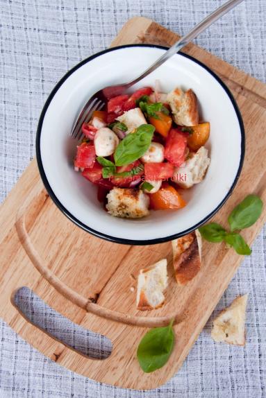 Zdjęcie - Pochwała prostoty - sałatka z pomidorów - Przepisy kulinarne ze zdjęciami