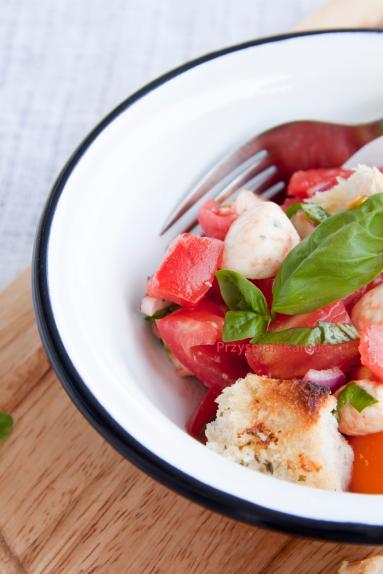 Zdjęcie - Pochwała prostoty - sałatka z pomidorów - Przepisy kulinarne ze zdjęciami
