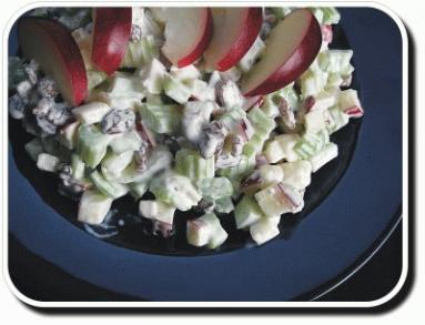 Zdjęcie - Chrupiąca sałatka z selera naciowego - Przepisy kulinarne ze zdjęciami