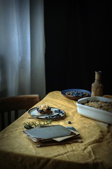 Zdjęcie - Szarlotka z borówkami i rozmarynem - Blueberry and rosemary apple pie - Przepisy kulinarne ze zdjęciami