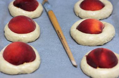 Zdjęcie - Bułeczki z brzoskwiniami - Przepisy kulinarne ze zdjęciami