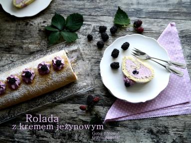 Zdjęcie - Rolada biszkoptowa z kremem jeżynowym - Przepisy kulinarne ze zdjęciami