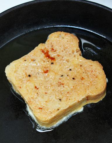 Zdjęcie - Co zrobić z chleba – tosty francuskie z kurkami - Przepisy kulinarne ze zdjęciami