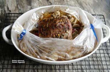 Zdjęcie - Schab z kiszona kapustą, faszerowany kabanosem pieczony w rękawie - Przepisy kulinarne ze zdjęciami