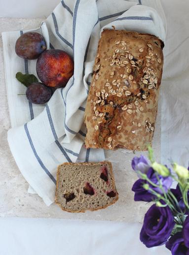 Zdjęcie - Chleb żytni na zakwasie ze śliwkami - Przepisy kulinarne ze zdjęciami