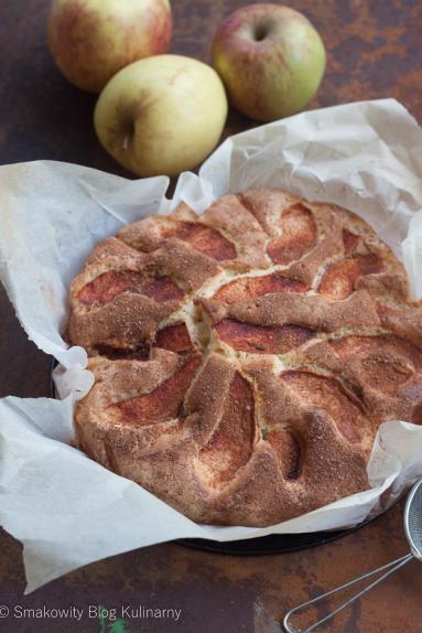 Zdjęcie - Biszkopt z jabłkami i cynamonem - Przepisy kulinarne ze zdjęciami