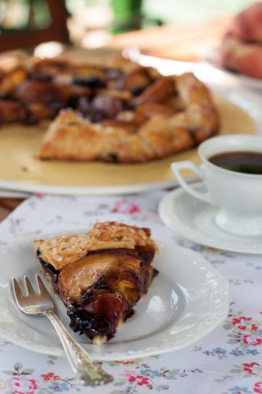 Zdjęcie - Rustykalna tarta- galette z brzoskwiniami - Przepisy kulinarne ze zdjęciami