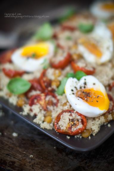 Zdjęcie - Sałatka z kuskusem, ciecierzycą, wolno pieczonymi pomidorami i jajami (Couscous salad with slow - roasted tomatoes, chickpeas and eggs). - Przepisy kulinarne ze zdjęciami