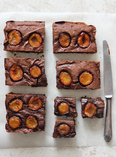 Zdjęcie - Pełnoziarniste brownie ze śliwkami - Przepisy kulinarne ze zdjęciami