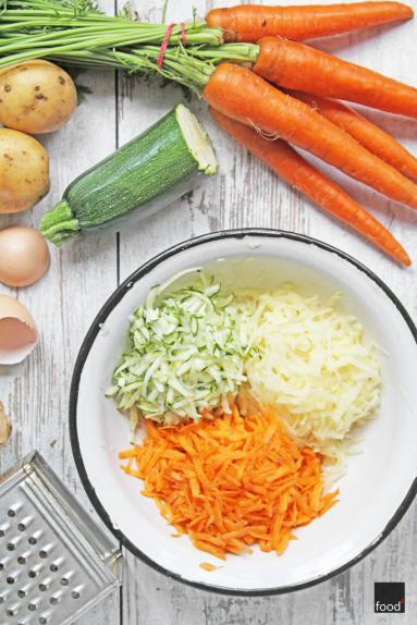 Zdjęcie - Placki ziemniaczane z marchewką i cukinią, podawane z miętowym dressingiem - Przepisy kulinarne ze zdjęciami