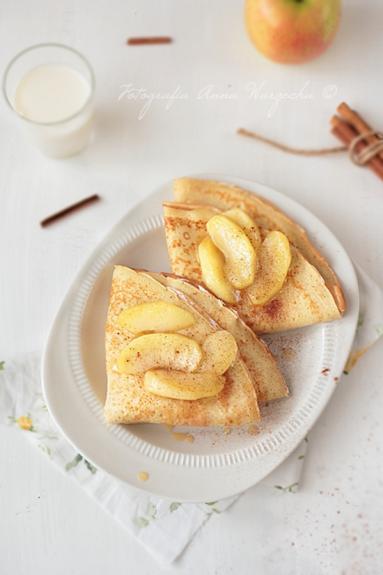 Zdjęcie - Naleśniki cynamonowe z serkiem i karmelizowanymi jabłkami - &#8222;Mleczne śniadanie na rozpoczęcie roku szkolnego&#8221; - Przepisy kulinarne ze zdjęciami