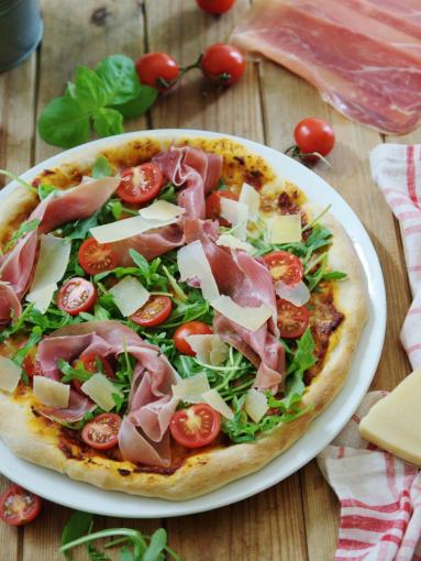 Zdjęcie - Pizza z rukolą,pomidorkami i prosciutto - Przepisy kulinarne ze zdjęciami