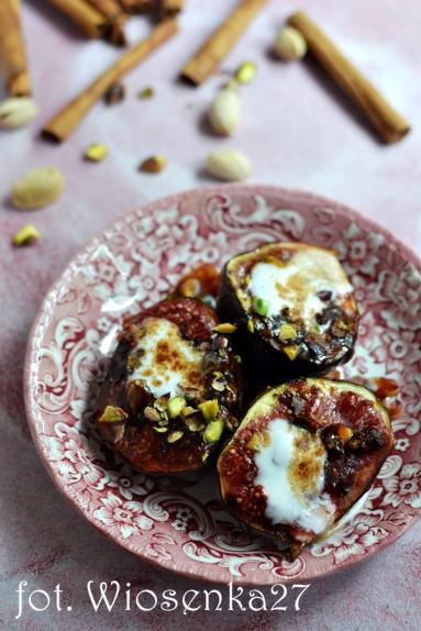 Zdjęcie - Pieczone figi z miodem,  cynamonem i pistacjami - Przepisy kulinarne ze zdjęciami