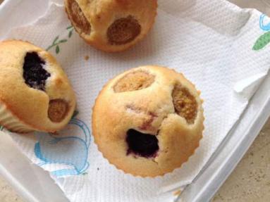 Zdjęcie - Wspomnienie lata – muffinki z jeżynami i białymi malinami - Przepisy kulinarne ze zdjęciami