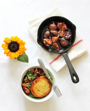 Zdjęcie - Sałatka z grillowanym oscypkiem, figami i śliwkami w miodzie - Przepisy kulinarne ze zdjęciami