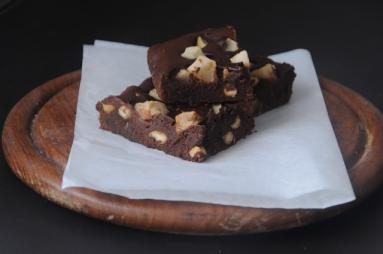 Zdjęcie - Brownie z gruszkami i orzeszkami ziemnymi - Przepisy kulinarne ze zdjęciami