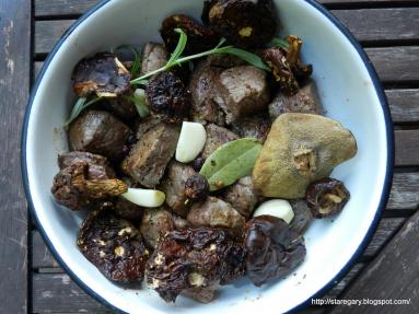 Zdjęcie - Gulasz wołowy z grzybami z wolnowaru - Przepisy kulinarne ze zdjęciami