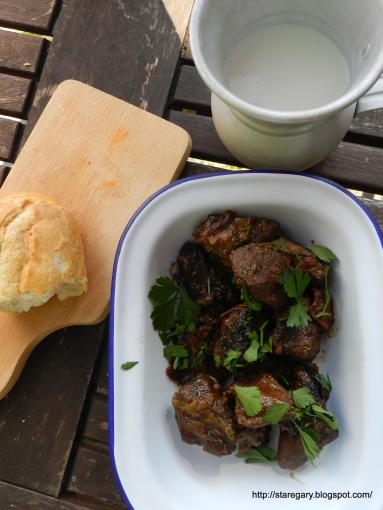 Zdjęcie - Gulasz wołowy z grzybami z wolnowaru - Przepisy kulinarne ze zdjęciami