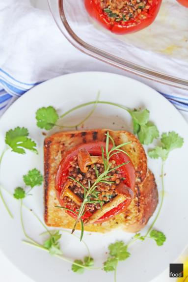Zdjęcie - Pomidory faszerowane kaszą gryczaną i kurkami, podawane na grillowanej chałce - Przepisy kulinarne ze zdjęciami