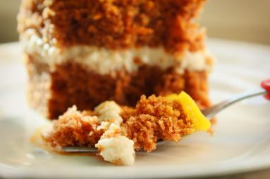 Zdjęcie - Ciasto marchewkowe z kremem jabłkowym i polewą bananową - Przepisy kulinarne ze zdjęciami