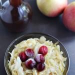 Zdjęcie - Kapusta duszona z jabłkami - Przepisy kulinarne ze zdjęciami